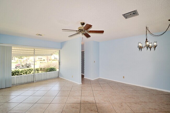 Foto del edificio - 831 Timberview Dr