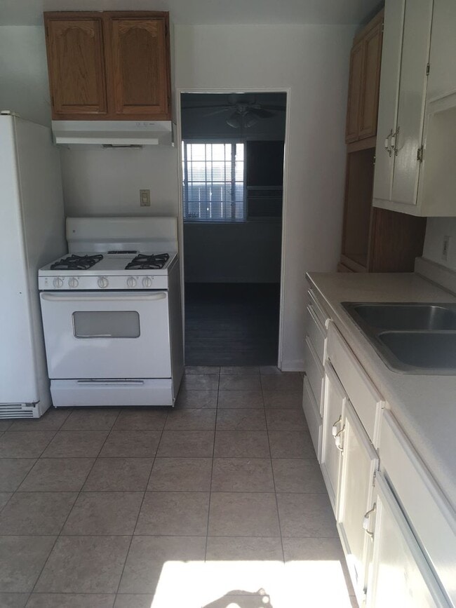 Building Photo - 2 Bedroom, 1 Bathroom Roseville Cottage for Lease.