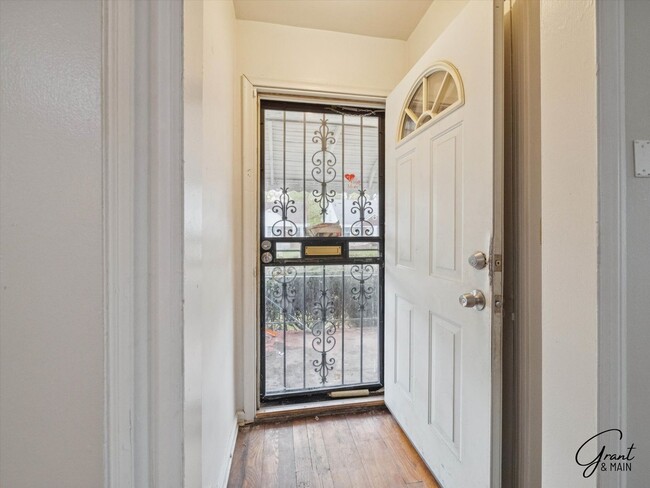 Foto del edificio - 3 bedroom  1.5 bath bungalow - $1200