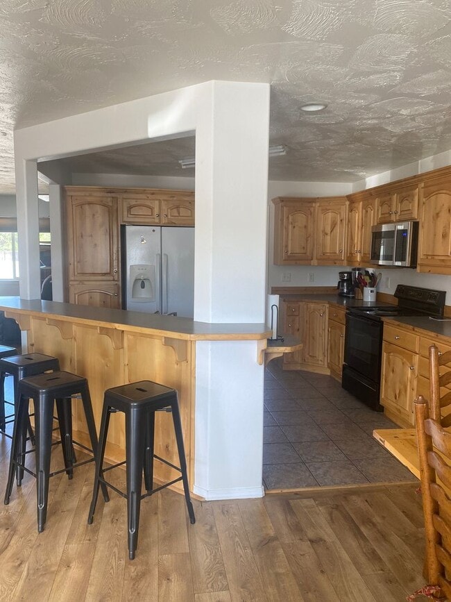Building Photo - 3 Bedroom Victor Townhouse - Furnished