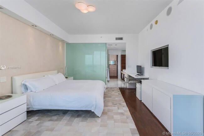 Master Bedroom - 2020 N Bayshore Dr
