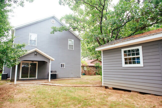 Building Photo - Modern Style Home Minutes from Campus and ...