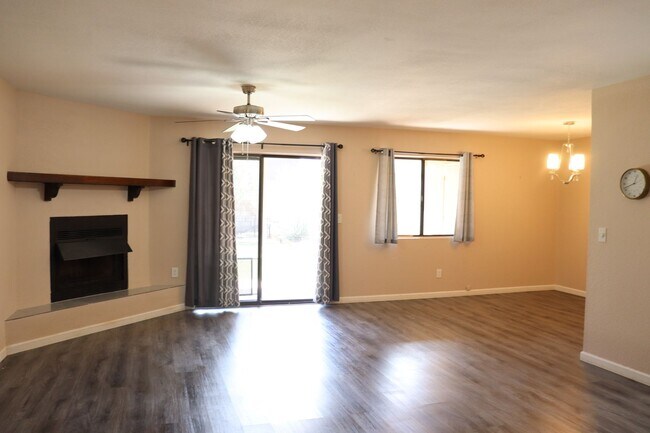 Foto del edificio - Nice Townhome
