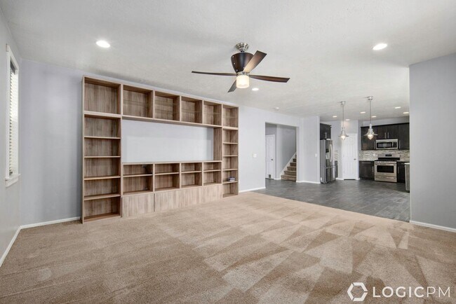 Building Photo - Stunning Single Family Home In Excellent L...