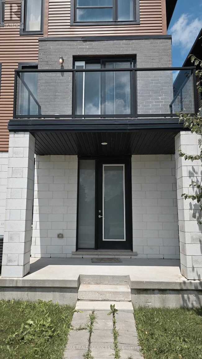 Building Photo - 895 Sarnia Rd