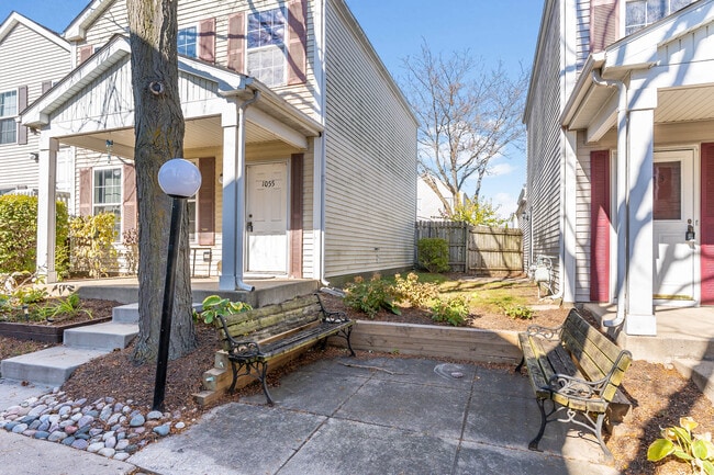 Building Photo - 1053 Symphony Dr