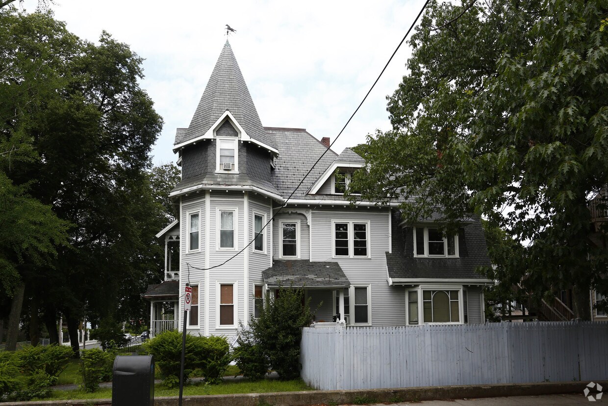 Building Photo - 18 Murdock St