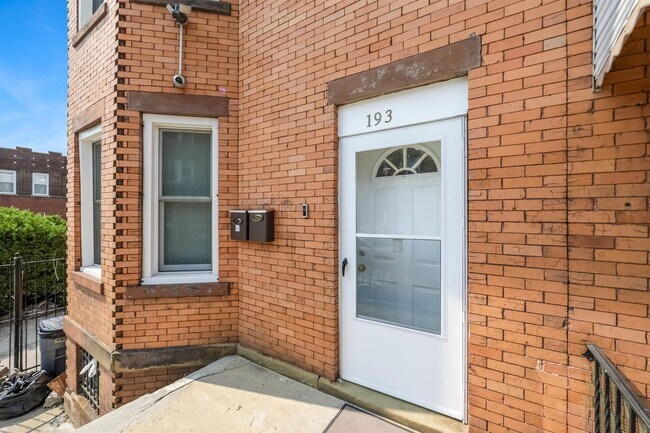 Foto del edificio - 193 Armstrong Ave