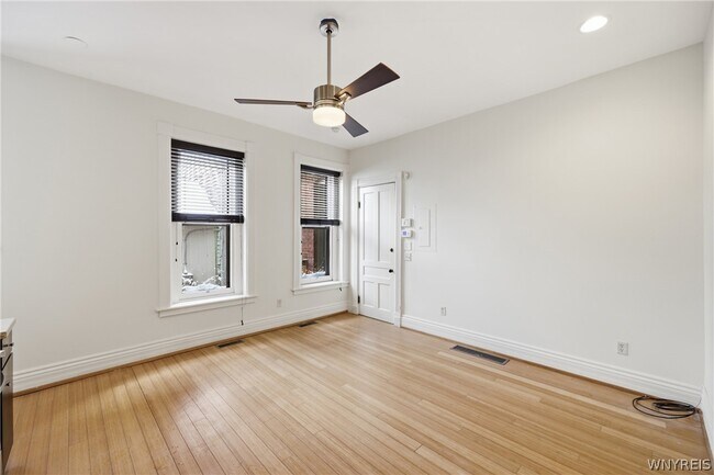 Foto del edificio - 2 York St