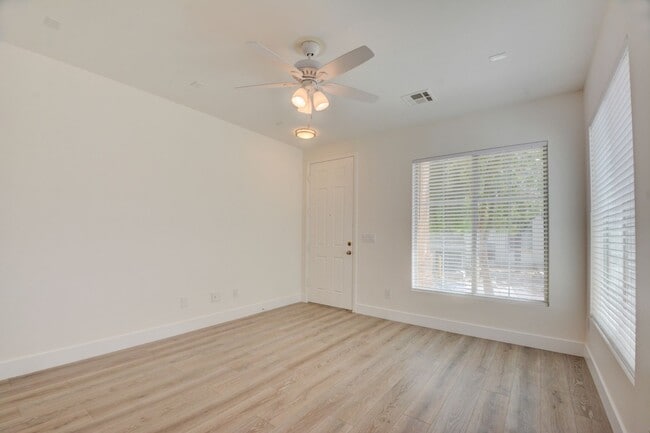 Building Photo - 2 Story 2 Bedroom Gated Community Amazing Location