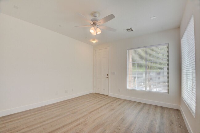 Foto del edificio - 2 Story 2 Bedroom Gated Community Amazing Location
