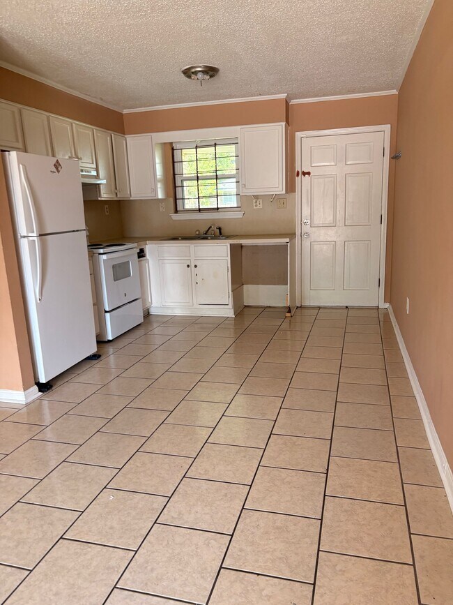 Building Photo - 1510 La Annie Dr