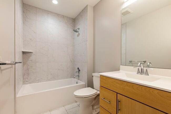 Foto del edificio - 5 Bed/5 Bath Phenomenal New Construction H...
