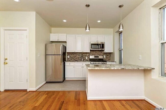 Building Photo - 413 Halsey St