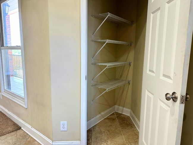 Building Photo - Upper Level Apartment in Wyndhurst with Gr...
