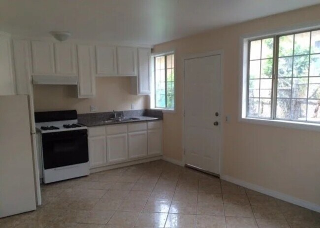 kitchen and entrance - 6420 Makee Ave