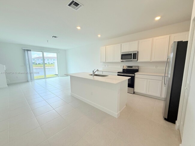 Building Photo - 522 Rivergrass St