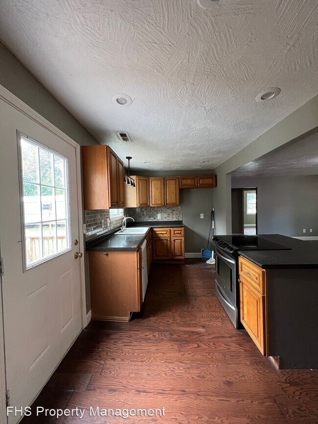 Building Photo - 3 br, 2 bath House - 2222 N Hillcrest
