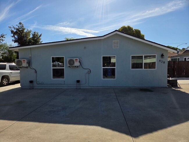 Building Photo - 628 E Kingsley Ave