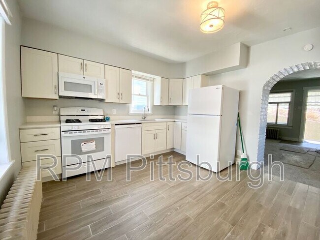 Building Photo - 302 W Miller Ave