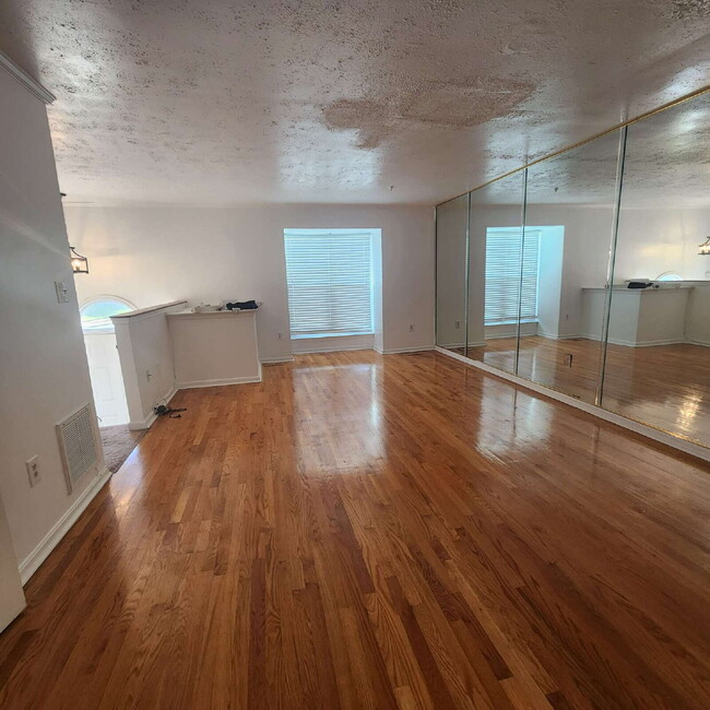 Building Photo - "Charming 3-Bed Townhouse with Finished Ba...