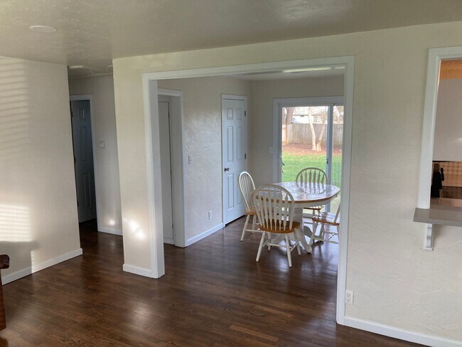 Building Photo - Beautifully updated 2 bedroom, 1 bath hous...