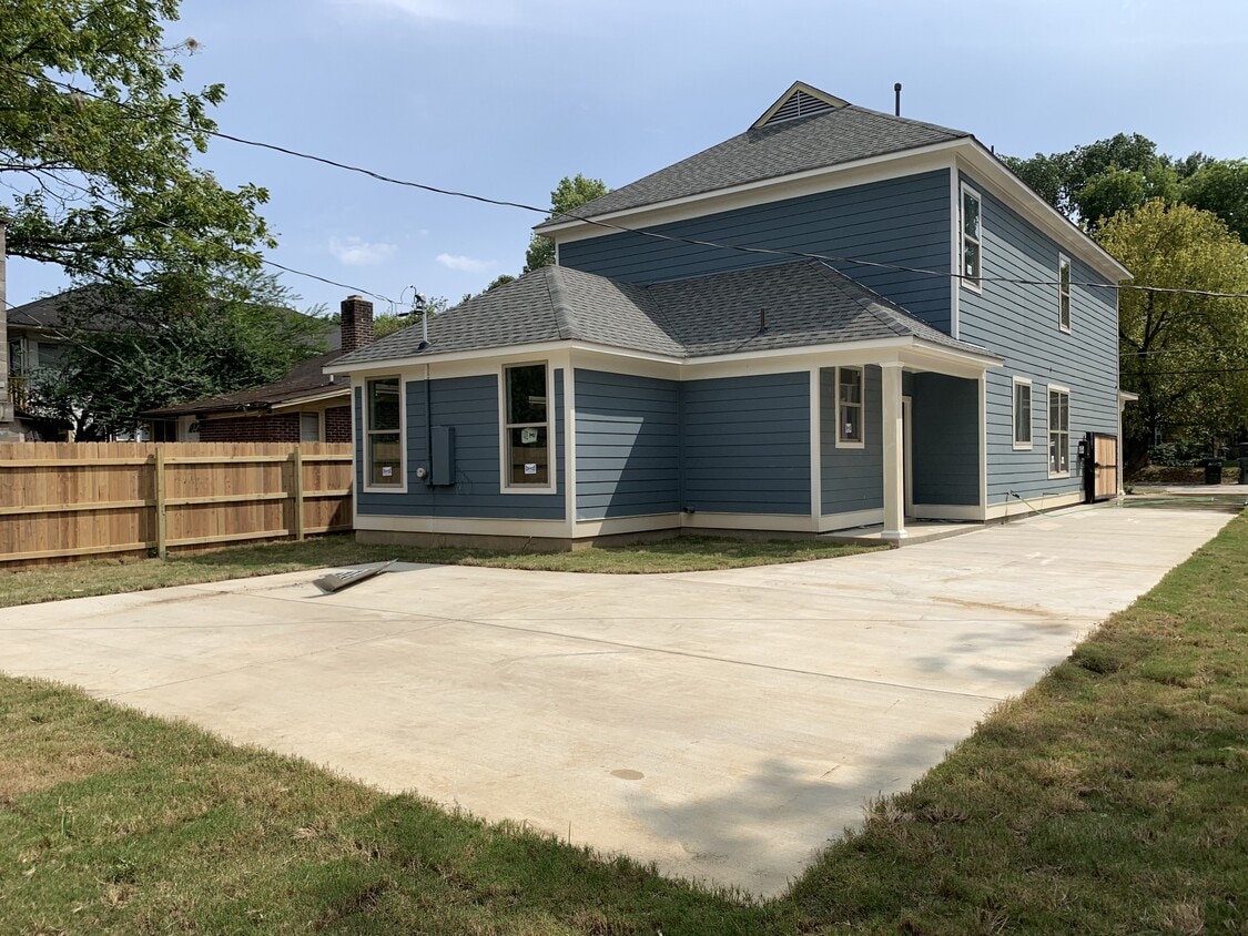 Building Photo - 2374 Forrest Ave