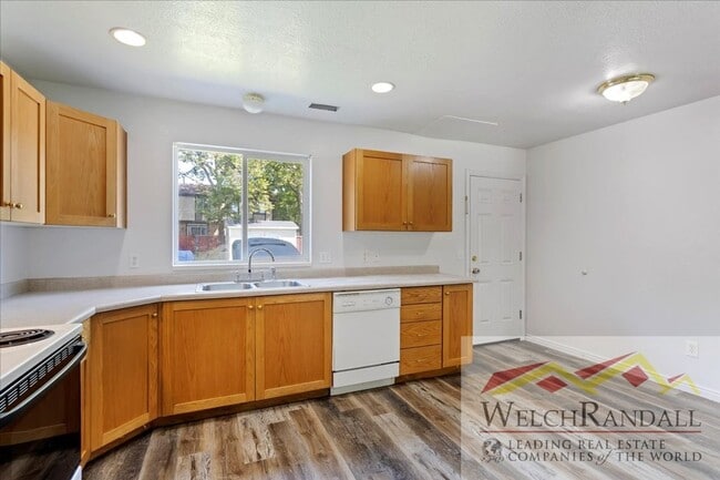 Building Photo - Beautiful 3 Bed 1.5 Bath Townhome in Ogden