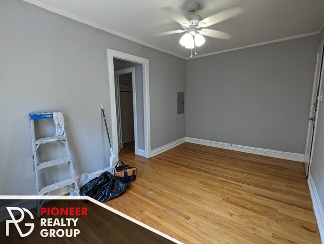 Building Photo - 3269 W Wrightwood Ave