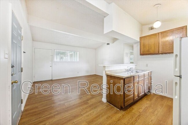 Building Photo - 411 W St Johns Ave