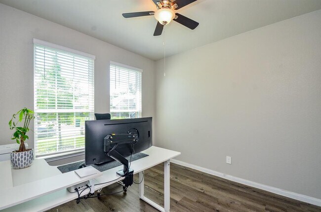 Foto del edificio - 4319 Rosemary Ln