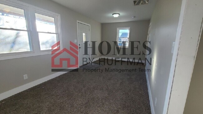 Building Photo - 3 Bedroom House | Two Baths | Westside