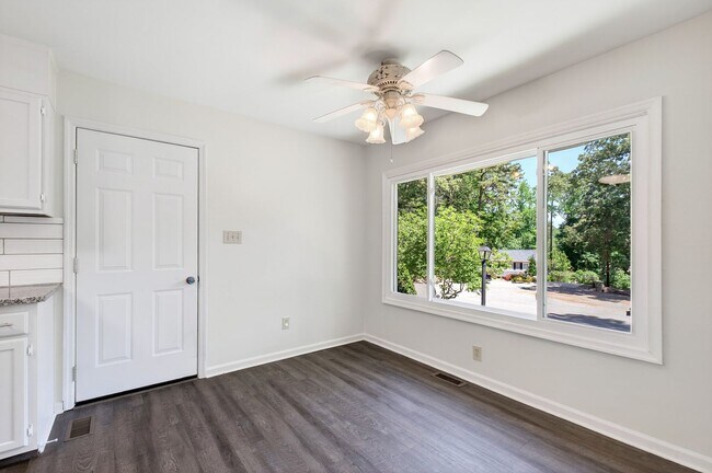 Foto del edificio - Charming Brick Ranch-Style Cul-de-Sac Home in Garner!