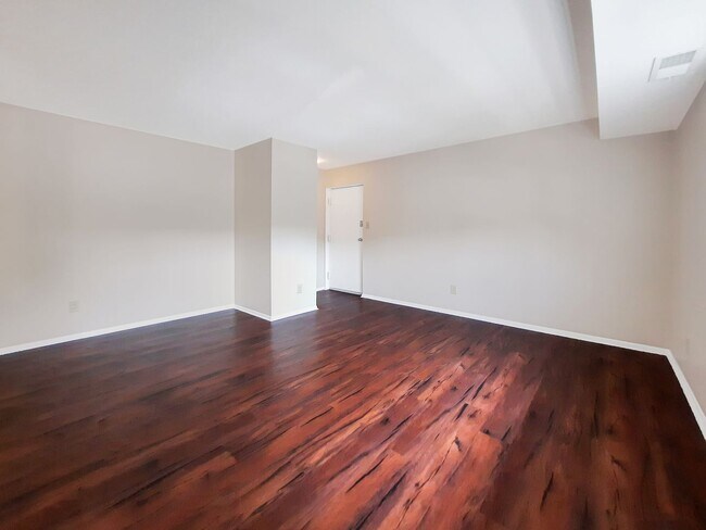 Foto del edificio - Bright & Stylish 1BR/1BA Condo in Reisters...