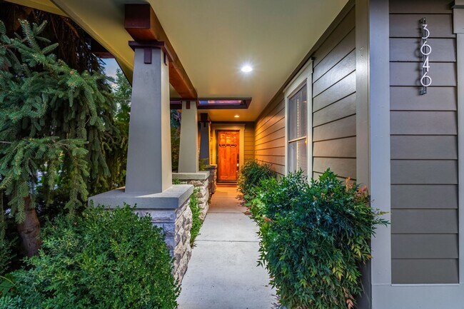 Foto del edificio - Luxury 3-Bedroom, 2.5-Bath Townhouse Retre...