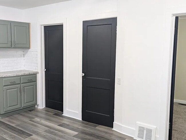 Building Photo - 922 Burdette St