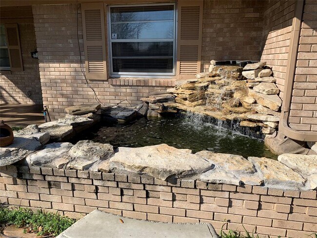Building Photo - 1215 Belclaire Ln