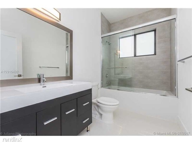 Building Photo - 824 SW 74th Ct