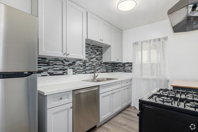 1BR, 1BA - 650SF - 7162 Hawthorn Ave