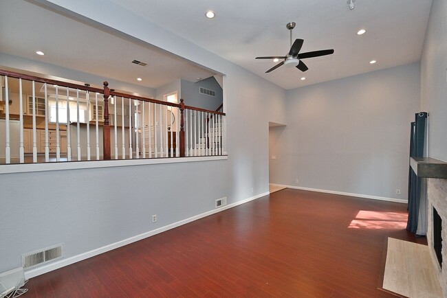 Foto del edificio - $3,695 - GORGEOUS PARKMONT TOWN HOME IN CE...