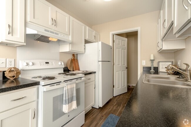 Building Photo - Three Oaks Apartments