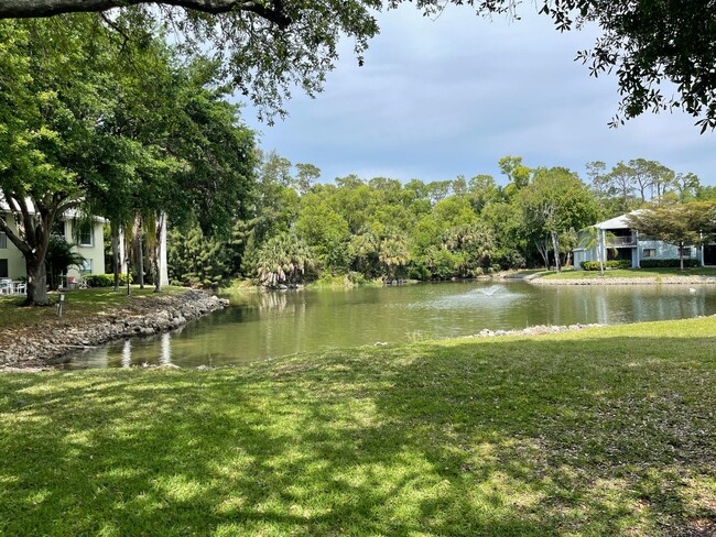 Foto del edificio - ANNUAL RENTAL - 2ND FLOOR LAKE VIEW 2 BED ...