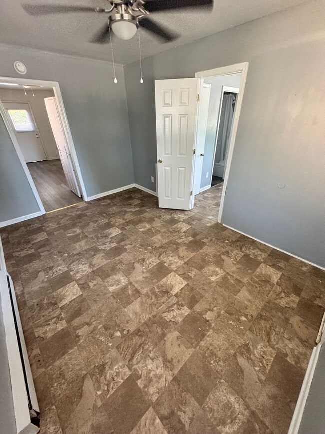 Foto del edificio - Cozy 3 bed 1.5 bath with Backyard