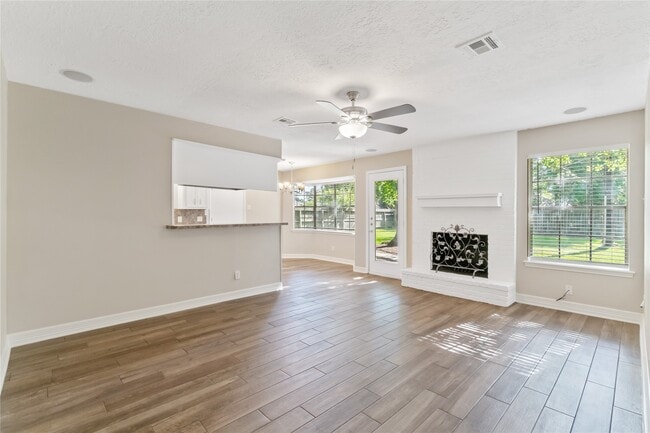 Foto del edificio - 25814 Leafywood Dr