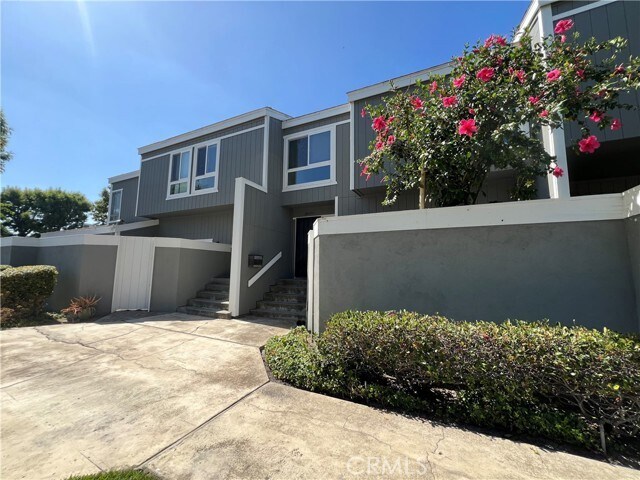 Building Photo - 2800 W Segerstrom Ave