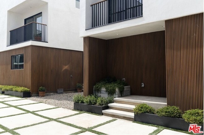 Building Photo - 923 N Mariposa Ave