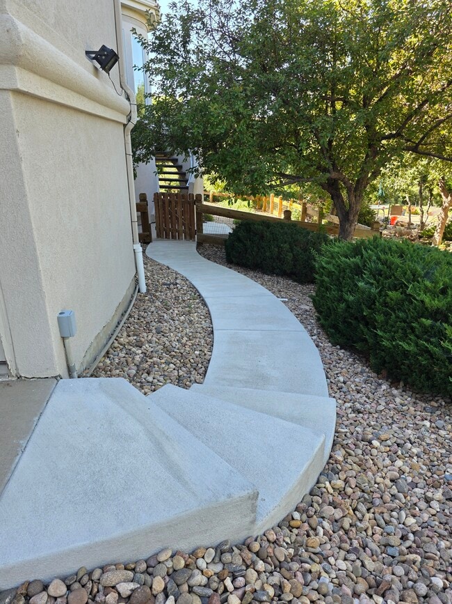 Building Photo - 192 October Pl