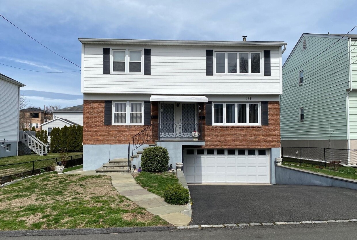 Primary Photo - 128 Bradford St