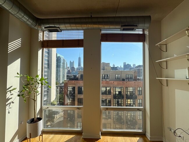 Building Photo - 720 N Larrabee St