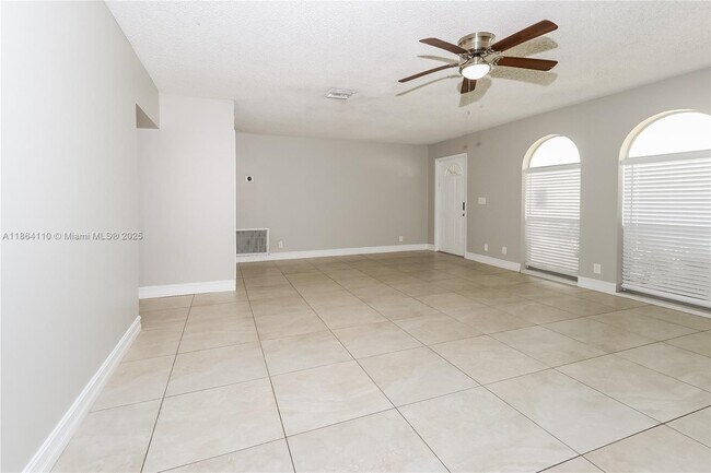 Building Photo - 628 SW 18th Ave
